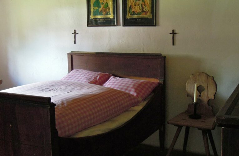 Drewniane łóżko sosnowe – dlaczego warto je mieć?