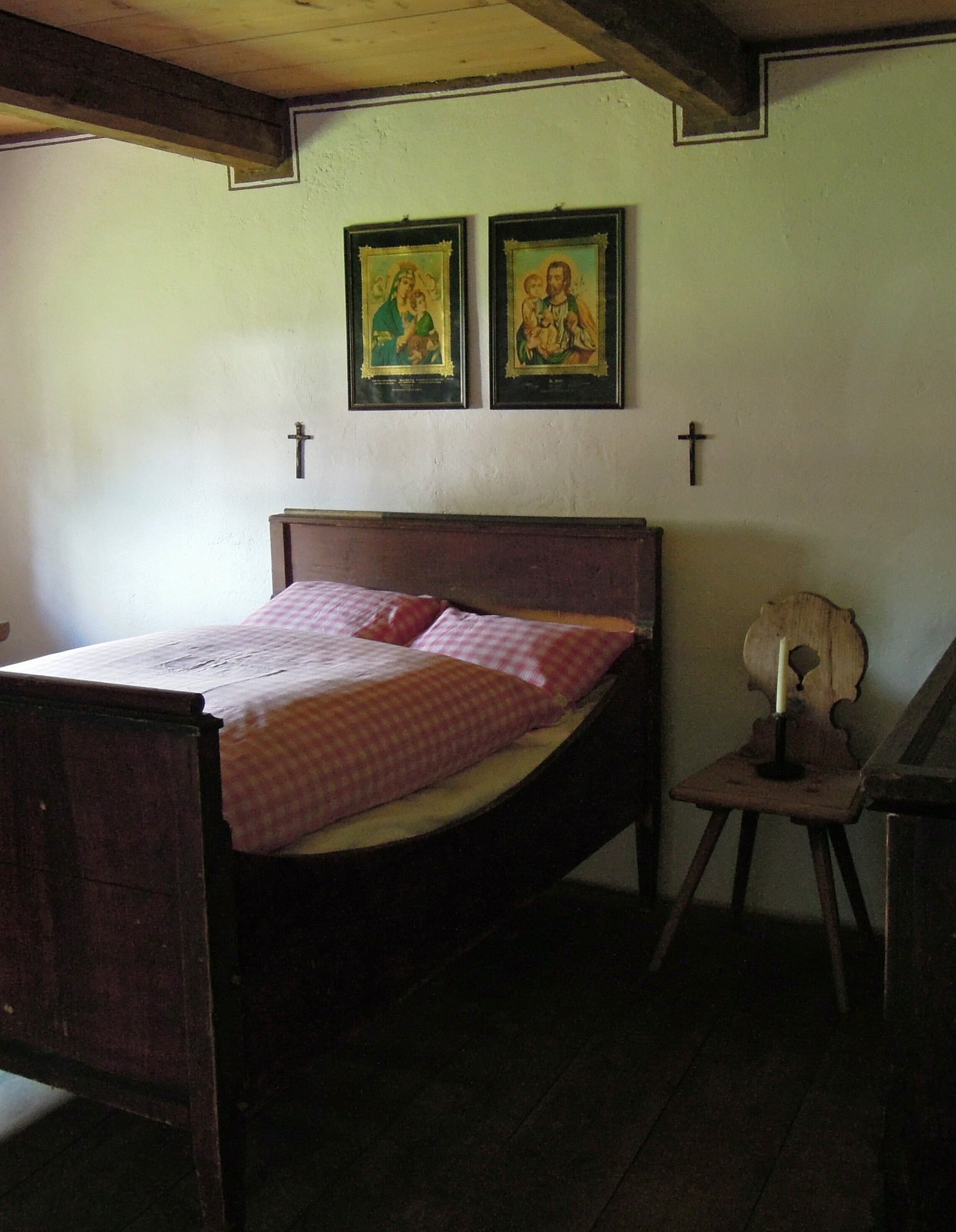 Drewniane łóżko sosnowe - dlaczego warto je mieć?