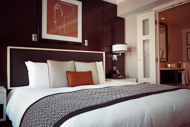 Łóżka sosnowe to stylowy i ekologiczny mebel w sypialni