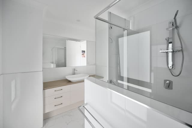 Nowoczesny wygląd łazienki z umywalką monolityczną
