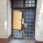 Jak prawidłowo zdiagnozować i naprawić awaryjne otwieranie drzwi w Katowicach?