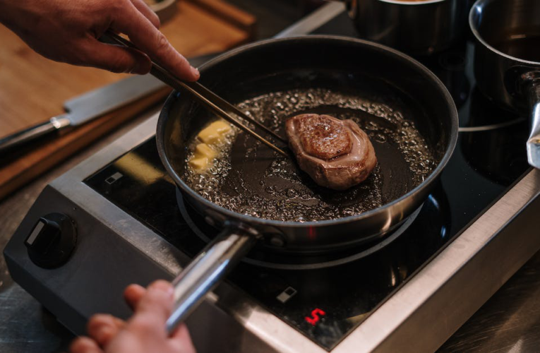 Praktyczne wskazówki: Jak gotować mrożone mięso by zachować smak i konsystencję