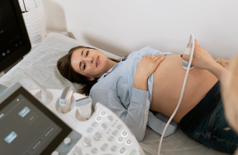 Czy ból brzucha podczas okresu oznaczać może ciążę? Moje doświadczenia i odpowiedzi