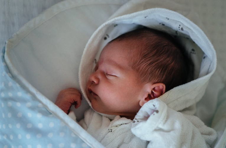 Dolne jedynki u niemowlaka: Jak wyglądają dziąsła podczas ząbkowania? Zdjęcia do porównania