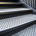 Czy stopnie metalowe są odpowiednim materiałem na schody wewnątrz domu?