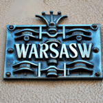 Jak wybrać odpowiednią tabliczkę przydrzwiową w Warszawie?