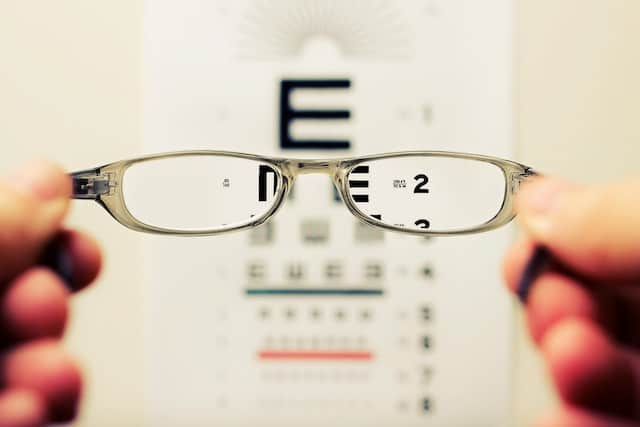 Era cyfrowa: Jak okulary z filtrem światła niebieskiego mogą chronić przed szkodliwym promieniowaniem ekranów?